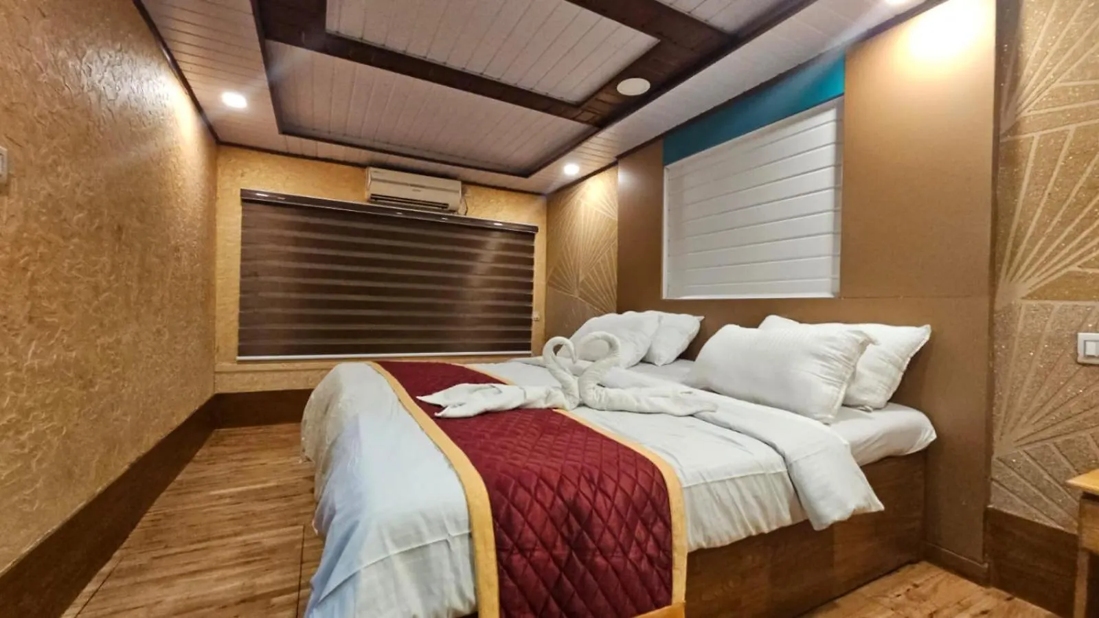 Elegant Boathouse Hotel Alappuzha